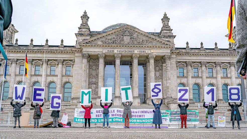 Das Bündnis für sexuelle Selbstbestimmung fordert eine ersatzlose Streichung von Paragraf 218 Strafgesetzbuch. Foto: Sabrina Gröschke/instagram.com/formgefuege_photo/formgefuege.de