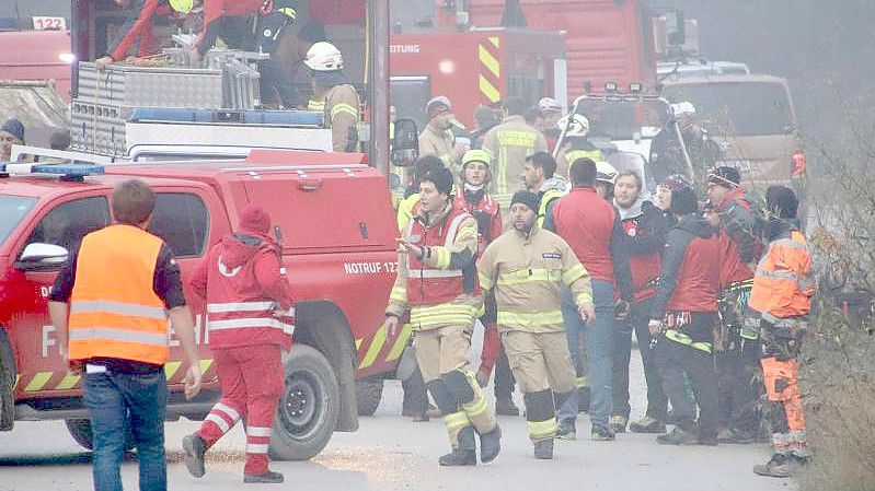 Einsatzkräfte der Rettungsdienste, der Feuerwehr und Polizei sind an der Unfallstelle: Ein Pilot ist beim Absturz seines Kleinflugzeuges im österreichischen Bundesland Vorarlberg ums Leben gekommen. Foto: Davor Knappmeyer/TNN/dpa