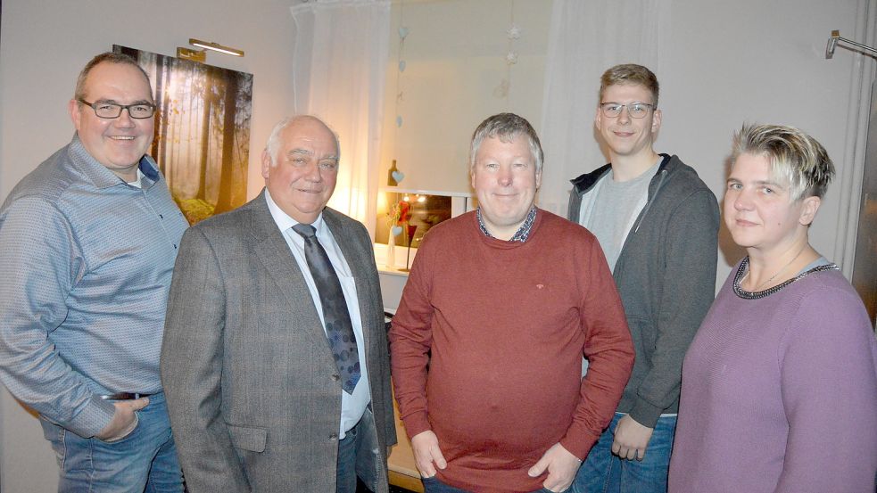 Das Foto zeigt den neuen Langholter Ortsrat mit (von links) Thomas Wahrheit, Bernhard Robbers, Ludwig Tammling, Tammo Plümer und Andrea Meiners. Bis auf Tammo Plümer (Wählergemeinschaft ‚Unser Rhauderfehn‘) gehören die übrigen Mitglieder des Ortsrates der Freien Wählergemeinschaft Langholt an. Foto: Weers