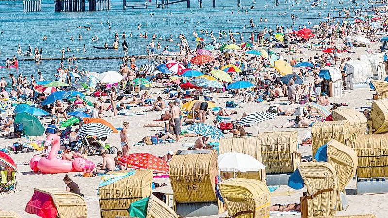 Mit Badegästen und Strandkörben gut gefüllt, aber nicht überlaufen, ist an einem sonnigen Tag im Sommer dieses Jahres der Ostseestrand in Timmendorfer-Strand. Foto: Markus Scholz/dpa