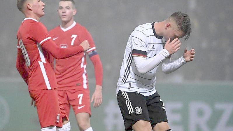 Das deutsche U21-Team um Luca Netz (r) verlor klar gegen Polen. Foto: Marijan Murat/dpa