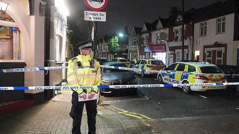 Ein Polizist sichert den Tatort in der Albany Parade in Brentford. Foto: Dominic Lipinski/PA Wire/dpa