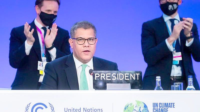 Alok Sharma (M), Präsident der COP26, bei der schließenden Plenarsitzung. Die UN-Klimakonferenz in Schottland hat mit einem als historisch gefeierten Beschluss den weltweiten Abschied von der Kohleverbrennung eingeläutet. Foto: Christoph Soeder/dpa