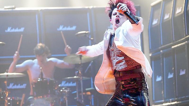 Yungblud tritt bei den MTV Europe Music Awards (EMA) 2021 in der Papp Laszlo Budapest Sportarena auf. Foto: Ian West/PA Wire/dpa