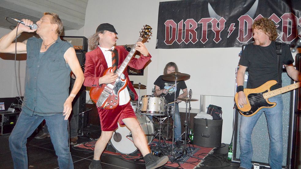 Die AC/DC-Coverband „Dirty Deeds“ in Aktion. Rund 300 Besucher verfolgten am Sonnabend den Auftritt der Gruppe im Musikcafé Marienheil. Das dreistündige Programm der Formation aus Osnabrück, Münster und Bielefeld kam sehr gut an. Foto: Weers