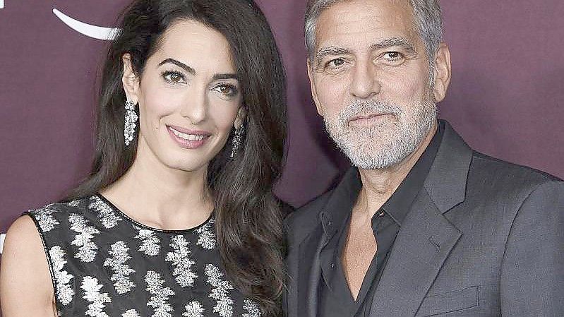 Etwa ein Jahr nach ihrer Hochzeit haben sie gemeinsam entschieden, Kinder haben zu wollen: Amal und George Clooney. Foto: Richard Shotwell/Invision/AP/dpa