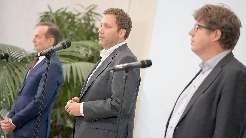 Michael Kellner, Bundesgeschäftsführer von Bündnis 90/Die Grünen, Lars Klingbeil, Generalsekretär der SPD, und Volker Wissing, Generalsekretär der FDP. (Archivbild) Foto: dpa/Kay Nietfeld