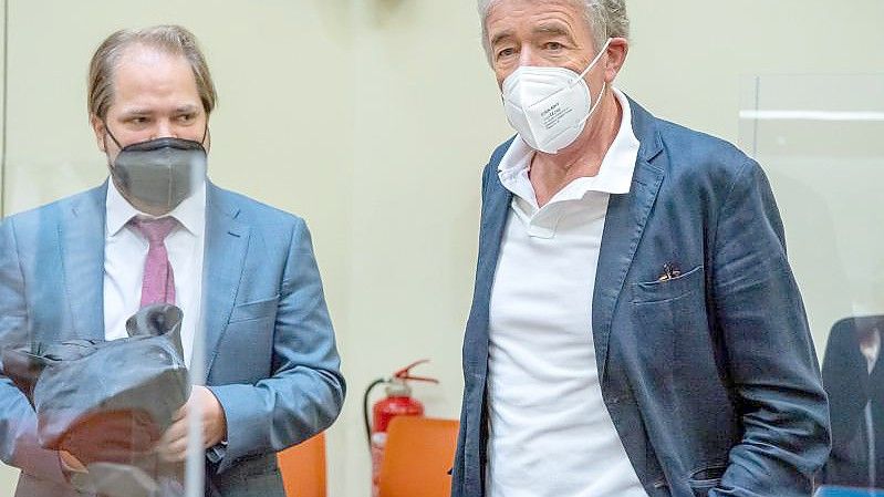 Thomas Pekny (r) vor Prozessbeginn mit seinem Anwalt Florian Zenger. Die Staatsanwaltschaft München I hat zwei weitere Ermittlungsverfahren gegen den früheren Theaterintendanten eingeleitet. Foto: Peter Kneffel/dpa