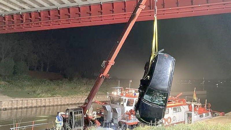 Das Auto eines Anglers wird am frühen Mittwochmorgen am Duisburger Hafen aus dem Wasser gezogen. Foto: Polizei Duisburg/dpa