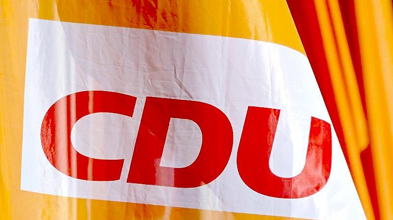 Fahnen mit dem Parteilogo der CDU wehen vor dem Tagungssaal des Landesparteitages der CDU Sachsen-Anhalt in Leuna. Foto: Hendrik Schmidt/dpa-Zentralbild/dpa