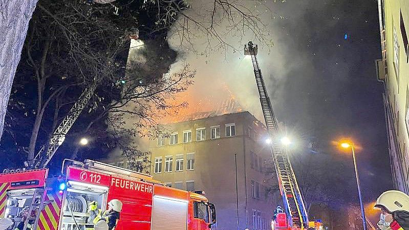 Einsatzkräfte der Feuerwehr löschen das brennende Schulgebäude. Foto: Steil-TV/dpa