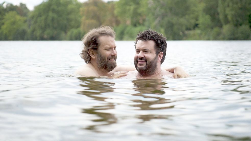 „Man begegnet sich wirklich, es ist nichts gescriptet. Das macht die Show aus, dass alles mögliche passieren kann“, sagt Comedian Oliver Polak. Dazu gehört auch eine Umarmung zwischen Polak und Christian UImen beim Baden im Heiligen See in Potsdam. Foto: Netflix