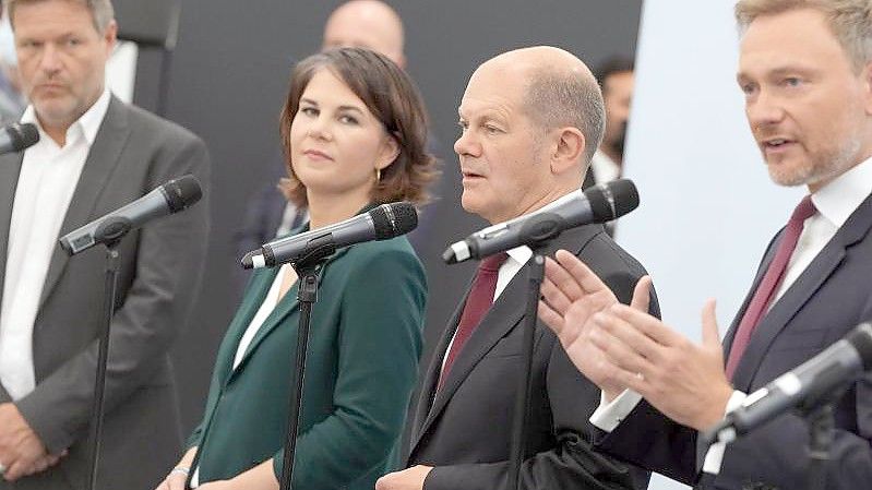 Robert Habeck, Annalena Baerbock, Olaf Scholz und Christian Lindner: Wird der Koalitionsvertrag am Mittwoch vorgelegt?. Foto: Kay Nietfeld/dpa