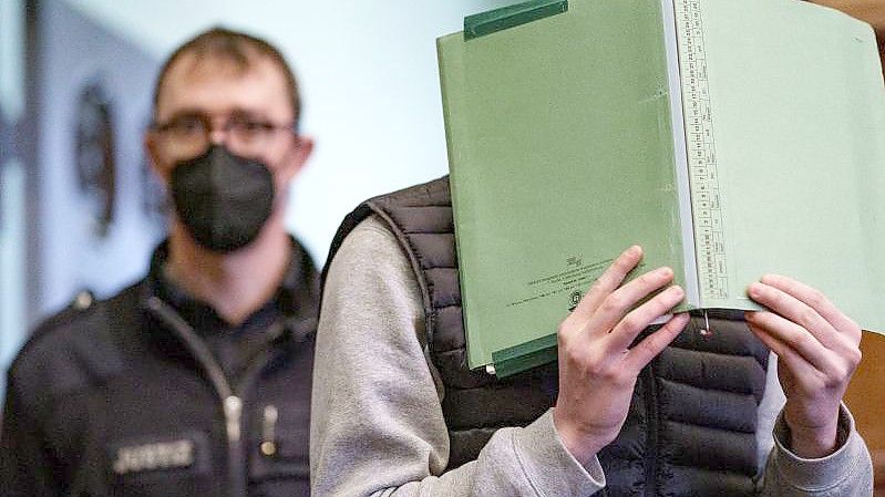 Der Angeklagte wurde zu einer Jugendstrafe von sieben Jahren verurteilt. Foto: Axel Heimken/dpa