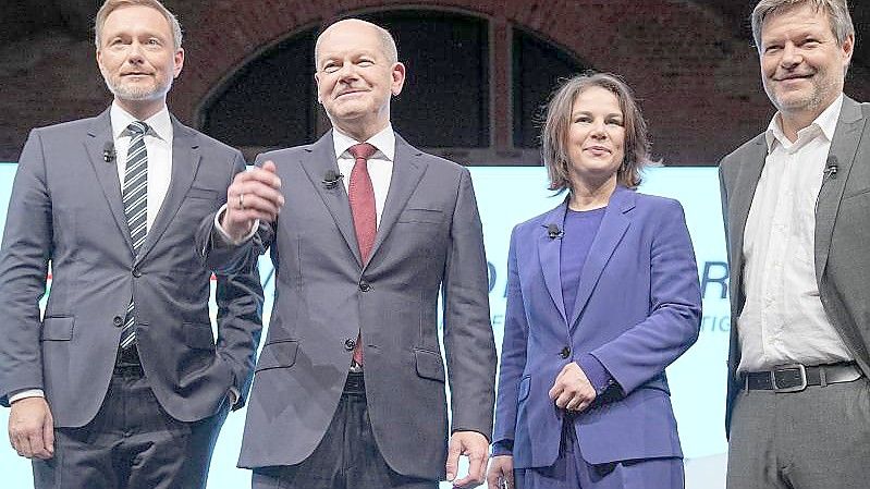 Christian Lindner, Olaf Scholz, Annalena Baerbock und Robert Habeck stellen in Berlin den Koalitionsvertrag der Ampel-Parteien vor. Foto: Kay Nietfeld/dpa