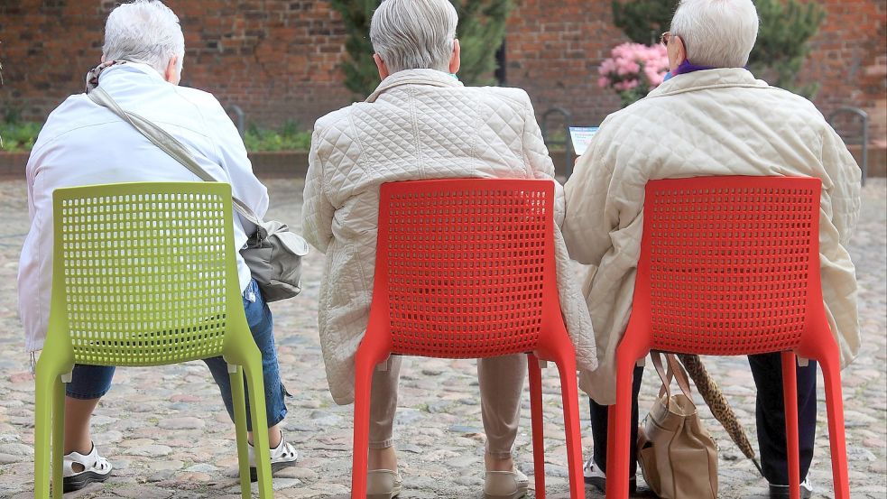 Rentner in Havelberg (Sachsen-Anhalt): Die angehende Ampel-Koalition will einen zur Zeit ausgesetzten Dämpfungsfaktor wieder aktivieren. Künftige Rentenerhöhungen fallen dadurch niedriger aus. Foto: Jens Wolf/dpa