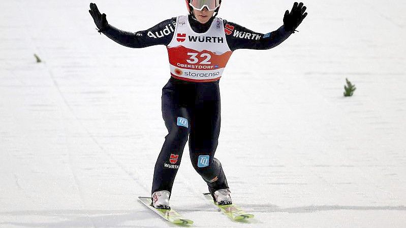 Skispringerin Katharina Althaus bei der Landung. Foto: Karl-Josef Hildenbrand/dpa