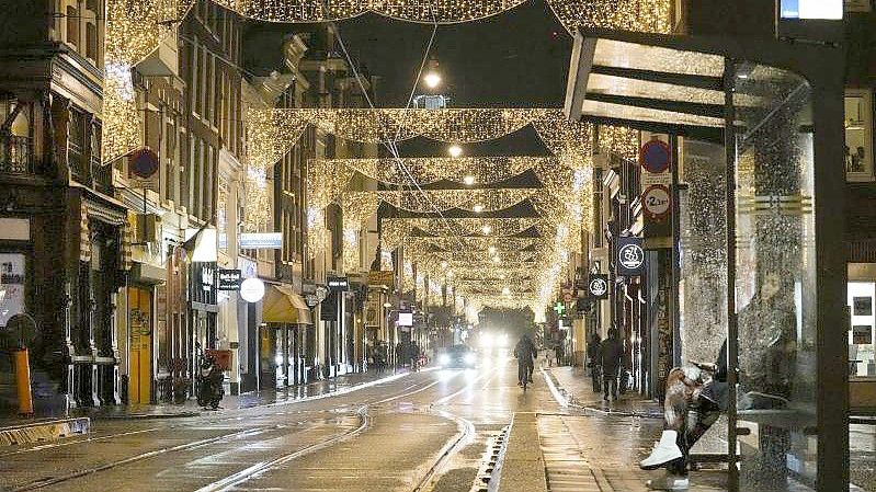 Angesichts schnell steigender Infektions- und Patientenzahlen verhängen die Niederlande einen abendlichen Lockdown. Hier eine nahezu menschenleere Straße. Foto: Peter Dejong/AP/dpa