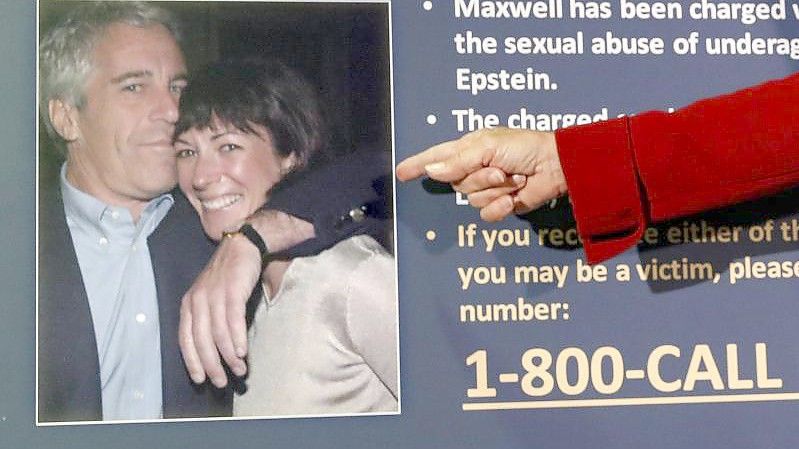 Eine Anklägerin zeigt auf ein Foto von Jeffrey Epstein und Ghislaine Maxwell. Die 59-Jährige steht in New York vor Gericht. Foto: John Minchillo/AP/dpa