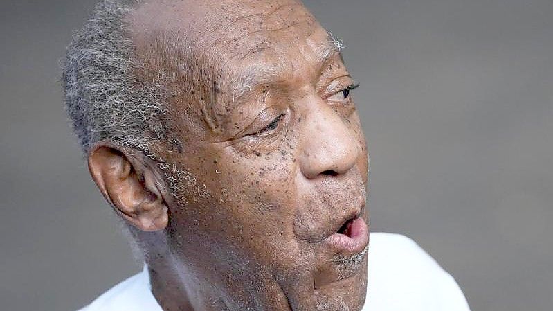 Bill Cosby vor seinem Haus in Elkins Park. Rund ein halbes Jahr nach der überraschenden Freilassung des 84-jährigen US-Schauspielers will die zuständige Staatsanwaltschaft die Entscheidung anfechten. Foto: Matt Slocum/AP/dpa