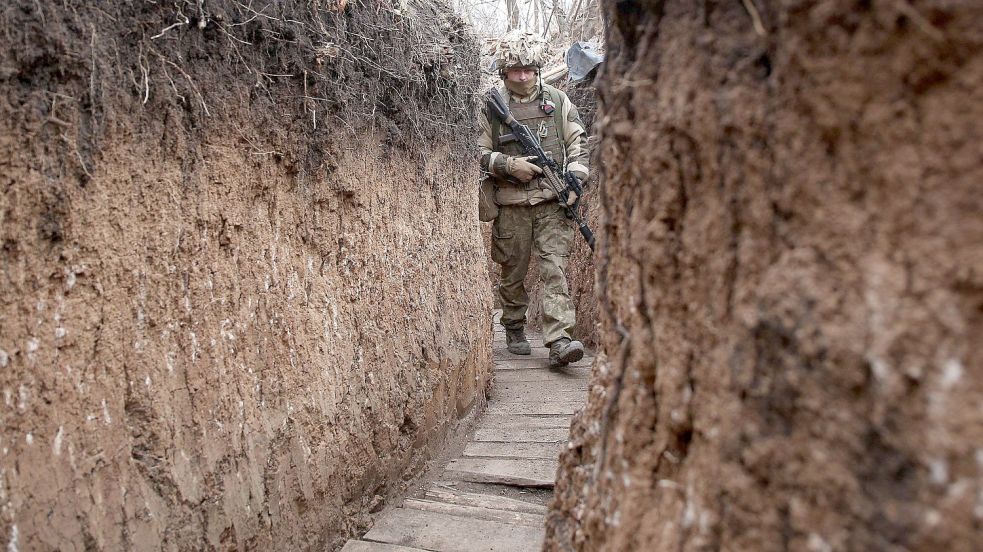 In Alarmbereitschaft: Ein ukrainischer Soldat läuft in einem Schützengraben entlang der Frontlinie mit den von Russland unterstützten Separatisten in der umkämpften Ostukraine. Foto: Anatoli Stepanov/AFP