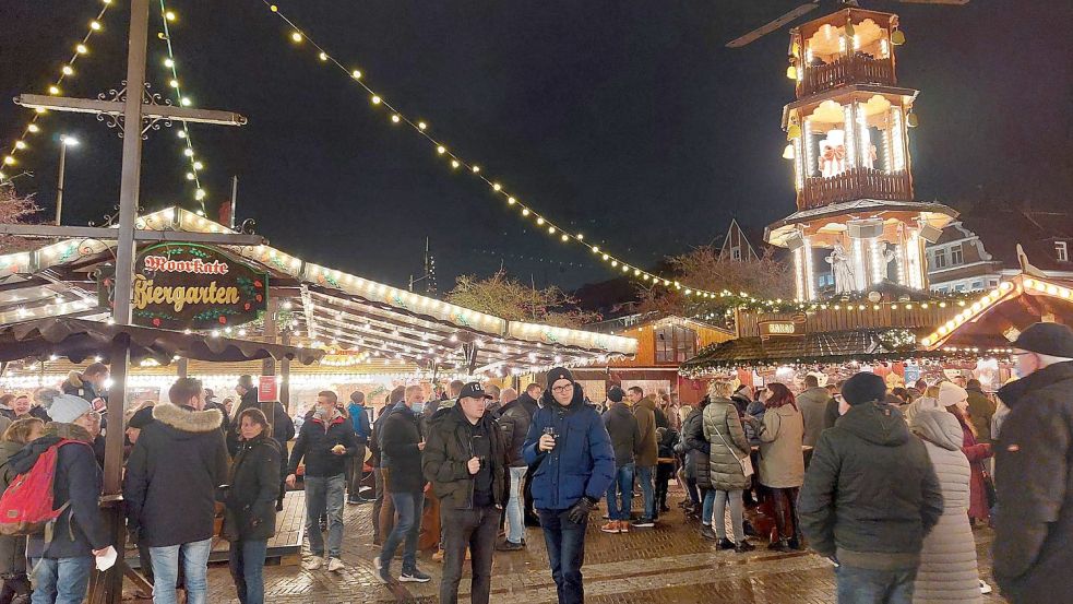 Auf dem Emder Engelkemarkt war am Sonnabend relativ viel los. Foto: Hanssen