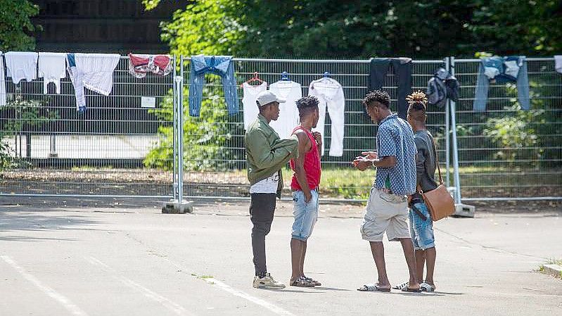 Junge Flüchtlinge auf dem Gelände der Landeserstaufnahmeeinrichtung in Sigmaringen (Symbolbild). Foto: Christoph Schmidt/dpa