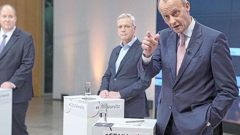 Friedrich Merz (v.r.), Norbert Röttgen und Helge Braun bei der Townhall-Veranstaltung in Berlin. Foto: Michael Kappeler/dpa