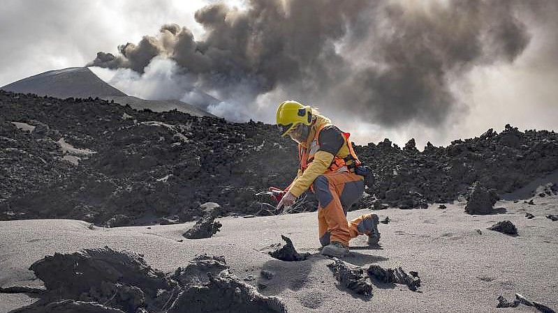 Ein Wissenschaftler des IGME-CSIC (Geologisches und Bergbauinstitut Spaniens des Spanischen Nationalen Forschungsrats) misst die Temperatur von Lava in der Nähe eines Vulkans auf der Kanarischen Insel La Palma. Foto: Taner Orribo/AP/dpa