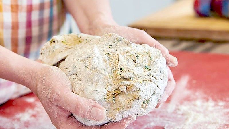 Behörden haben vor krankmachenden Bakterien in Mehl gewarnt. (Archivbild). Foto: Annette Riedl/dpa