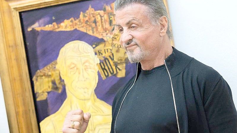 Sylvester Stallone vor einem seiner Gemälde im Osthaus Museum in Hagen. Foto: Rolf Vennenbernd/dpa