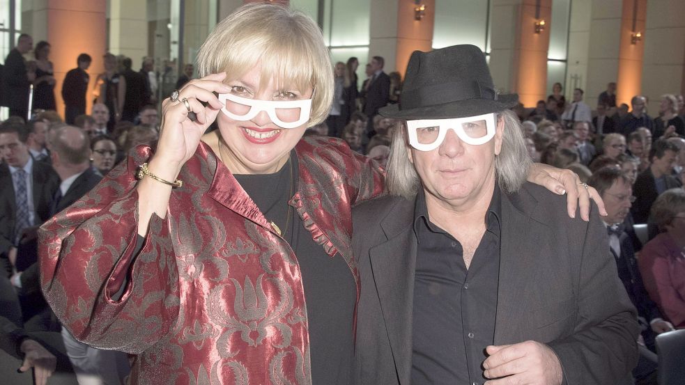 Immer mitten im kulturellen Leben: Die designierte Kulturstaatsministerin Claudia Roth und Pepe Danquart bei der Verleihung des Deutschen Hörfilmpreises 2015 in Berlin. Foto: Foto: imago stock&people Foto: imago stock&people