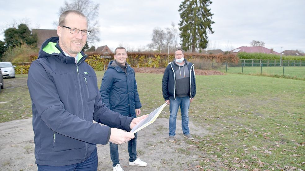 Martin Joksas (von links) und Dennis Hillmer schauten sich mit dem Schulelternratsvorsitzenden Ottmar Windels die Verkehrssituation bei der Grundschule Flachsmeer an. Die neue Grünfläche (Bild) sollte nach Ansicht der beiden Westoverledinger CDU-Ratsmitglieder Hillmer und Joksas zum Parkplatz umgestaltet werden. Foto: Ammermann