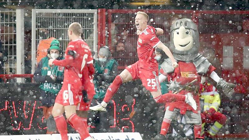 Timo Baumgartl (M) feiert seinen Treffer zum 2:1 für Union Berlin gegen die Gäste aus Leizig. Foto: Andreas Gora/dpa