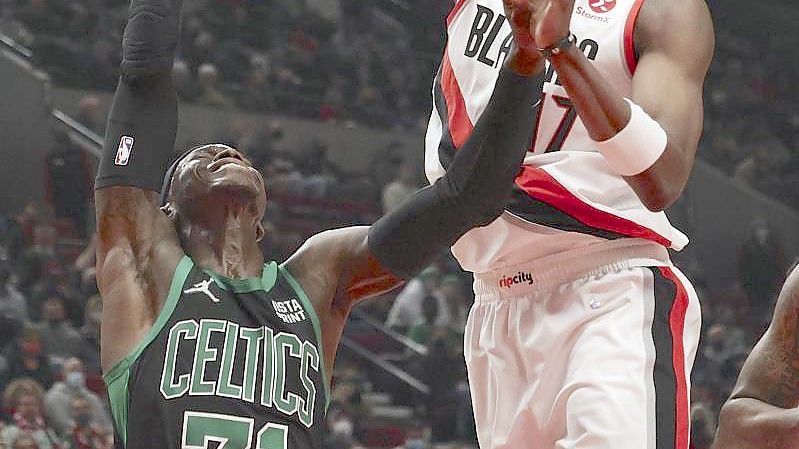 Dennis Schröder (l) steuerte 31 Punkte zum Celtics-Sieg gegen Portland bei. Foto: Steve Dipaola/FR170491 AP/dpa