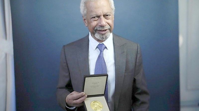 Abdulrazak Gurnah mit der Medaille des Nobelpreises für Literatur 2021 nach einer Zeremonie in London. Foto: Matt Dunham/AP/dpa