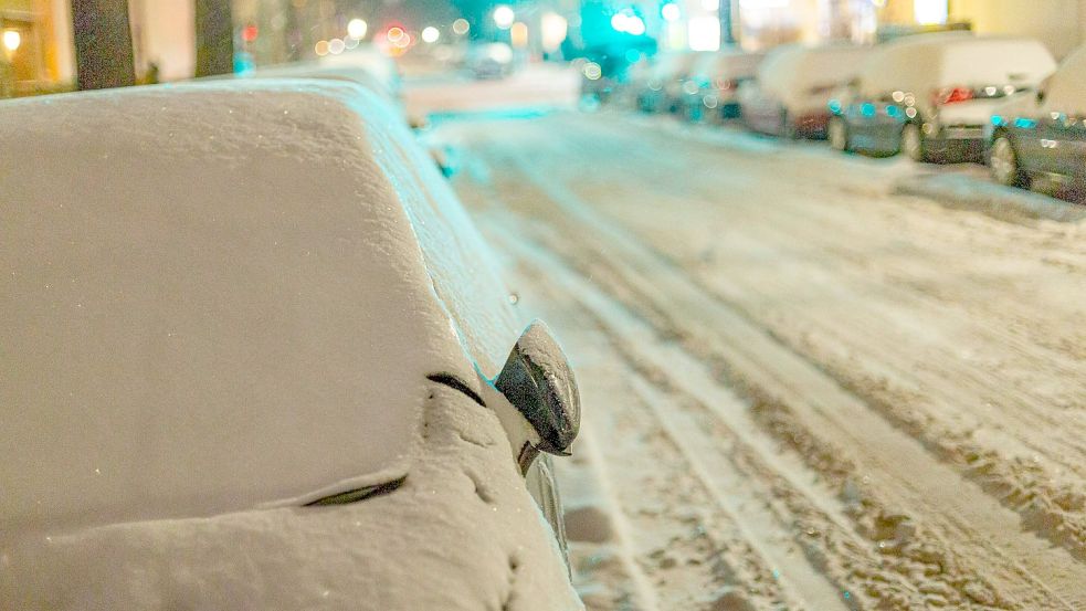 Zu diesem Anblick könnten Pendler in einigen Regionen Deutschlands aufwachen: Von Montag auf Dienstag kommt eine Schneefront nach Deutschland. Foto: imago images/A. Friedrichs