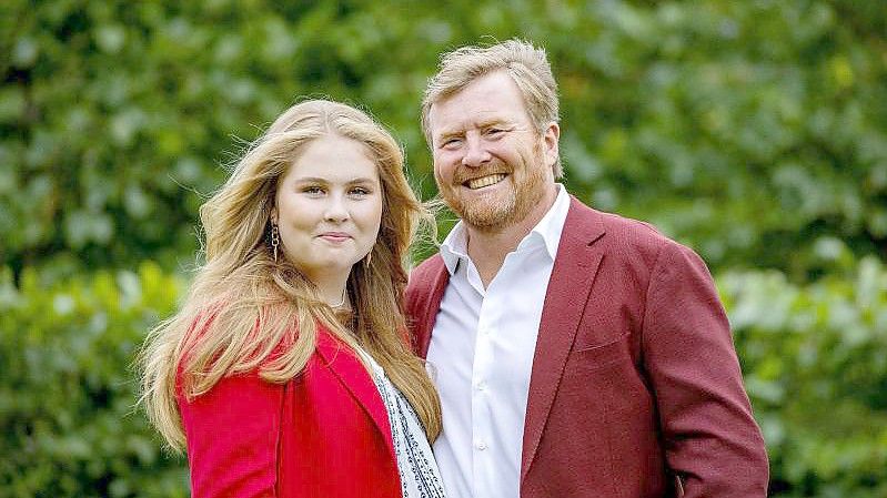 König Willem-Alexander und Prinzessin Amalia der Niederlande bei einem Fototermin der Königsfamilie im Huis ten Bosch Palast. Foto: Albert Nieboer/Royal Press Europe/dpa