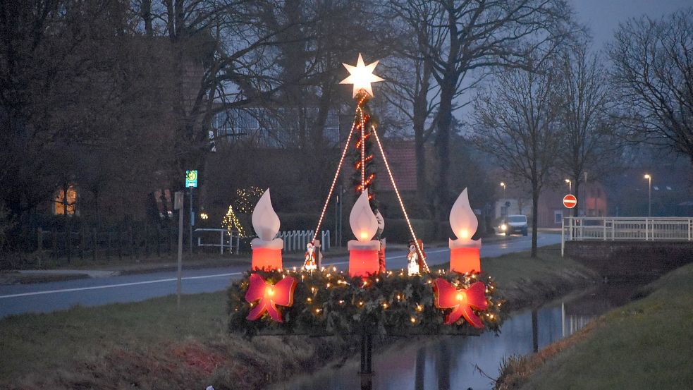 Über den wunderschönen Adventskranz an der 1. Südwieke freut sich Georg Meinders. Leserfoto: Meinders