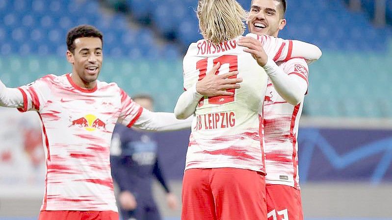 Leipzigs André Silva (r) bejubelt sein Tor zum 2:0 mit Tyler Adams (l) und Emil Forsberg. Foto: Jan Woitas/dpa-Zentralbild/dpa