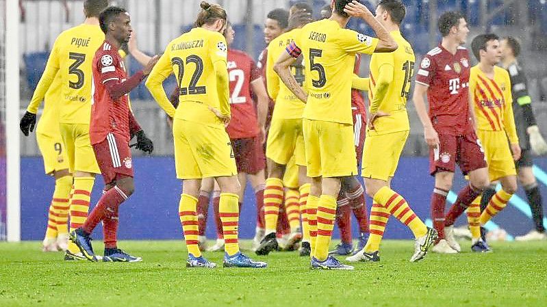 Nach der Niederlage in München lassen die Spieler vom FC Barcelona (in gelb) die Köpfe hängen. Foto: Sven Hoppe/dpa