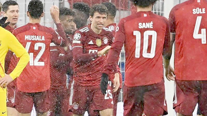 Bayerns Thomas Müller (M) jubelt über sein Tor zum 1:0 mit seinen Mitspielern. Foto: Sven Hoppe/dpa