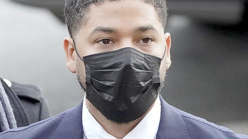 Der Schauspieler Jussie Smollett trifft im Leighton Criminal Courthouse zur Auswahl der Geschworenen für seinen Prozess in Chicago ein. (Archivbild). Foto: Charles Rex Arbogast/AP/dpa