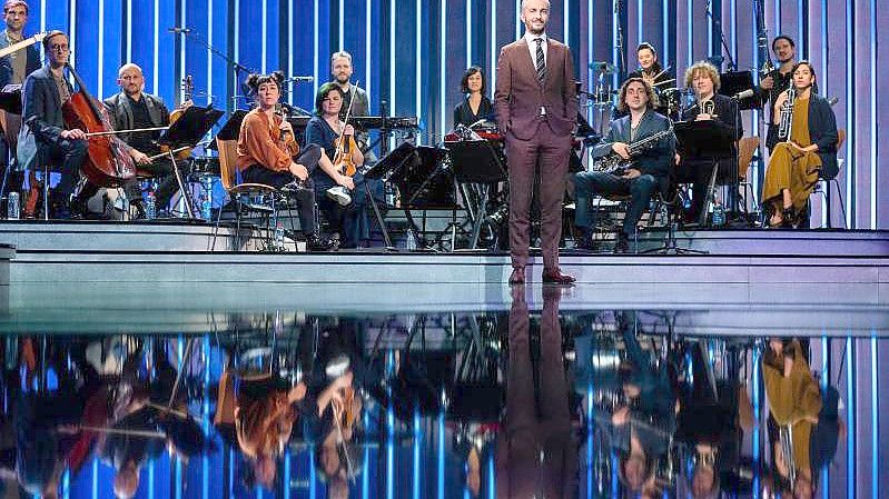 Satiriker Jan Böhmermann vor seinem Orchester, dem Rundfunk Tanzorchester Ehrenfeld. Foto: Rolf Vennenbernd/dpa