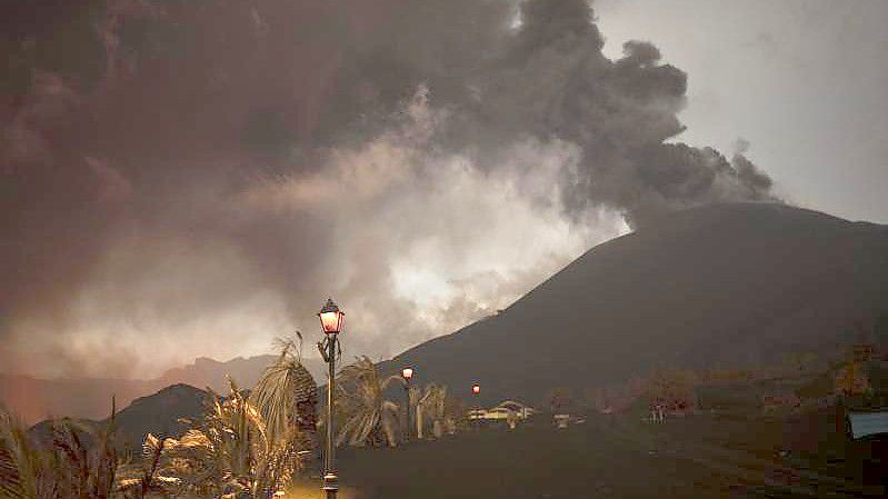 Rauch steigt aus dem Vulkan. Foto: Emilio Morenatti/AP/dpa