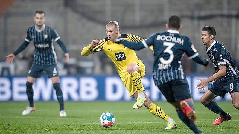 Die Dortmunder um Erling Haaland (2.v.l.) taten sich in Bochum schwer. Foto: Fabian Strauch/dpa