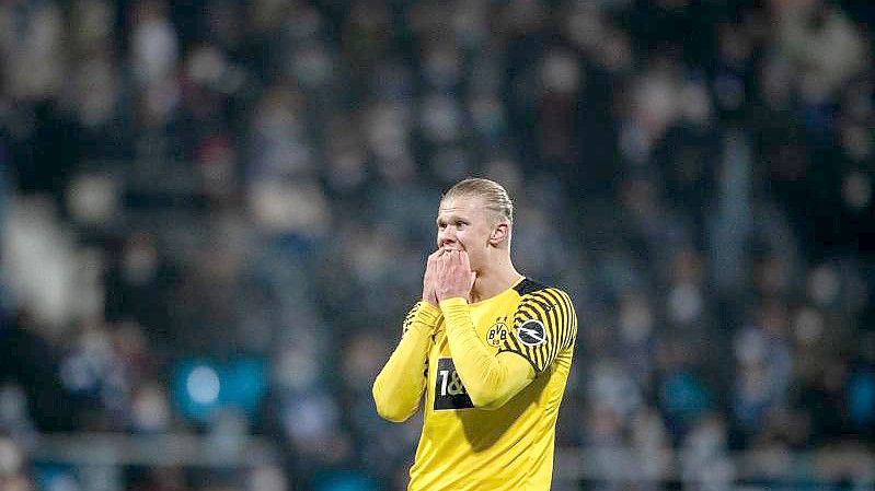 Auch BVB-Starstürmer Erling Haaland war nach den vielen vergebenen Chancen bedient. Foto: Fabian Strauch/dpa