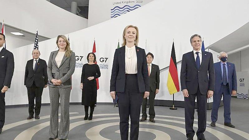 Die Außenminister der G7-Staaten stehen für ein Gruppenfoto im Museum of Liverpool zusammen. Foto: Paul Ellis/AFP Pool/AP/dpa