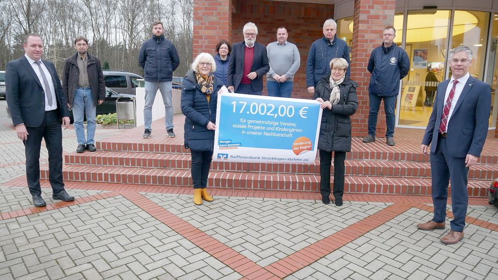 Die Bankdirektoren Ralf Lüken (links) und Stefan Nowak (rechts) überreichten die Spenden (von links) an Heiner Hülsebusch, Lars Immer, (Mitte, vorne von links) Christa Lindenberg und Deli Lindemann sowie an (Mitte, hinten von links) Nicole Derks Peter Wieder Karsten de Freese Helmut Fennen und Wolfgang Harms. Foto: Kruse