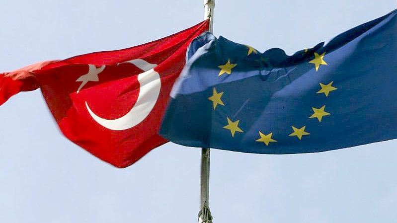 Die türkische und die europäische Flagge wehen im Wind. Foto: epa Tolga Bozoglu/EPA/dpa